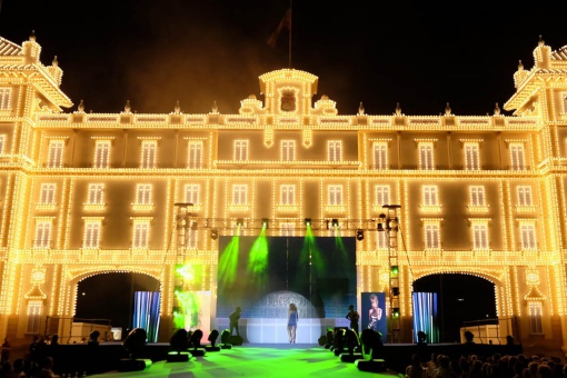 Bühne und Beleuchtung auf dem Stadtfest von Málaga