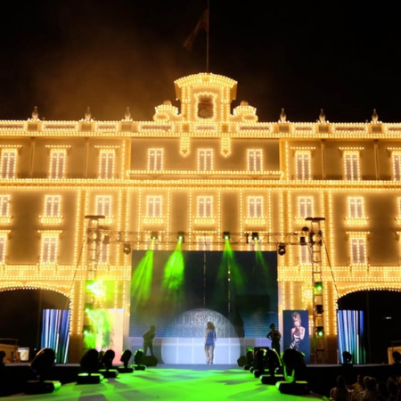 Bühne und Beleuchtung auf dem Stadtfest von Málaga