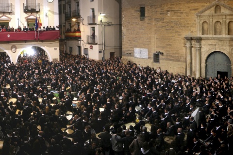 «La Rompida de la Hora» podczas obchodów Wielkiego Tygodnia w Albalate del Arzobispo (Teruel, Aragonia)