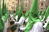 Membres de confréries et église Santa Isabel lors de la Semaine sainte de Saragosse