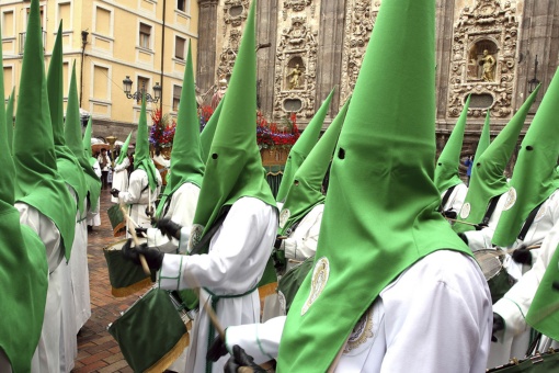 Confrades e Igreja de Santa Isabel na Semana Santa de Zaragoza