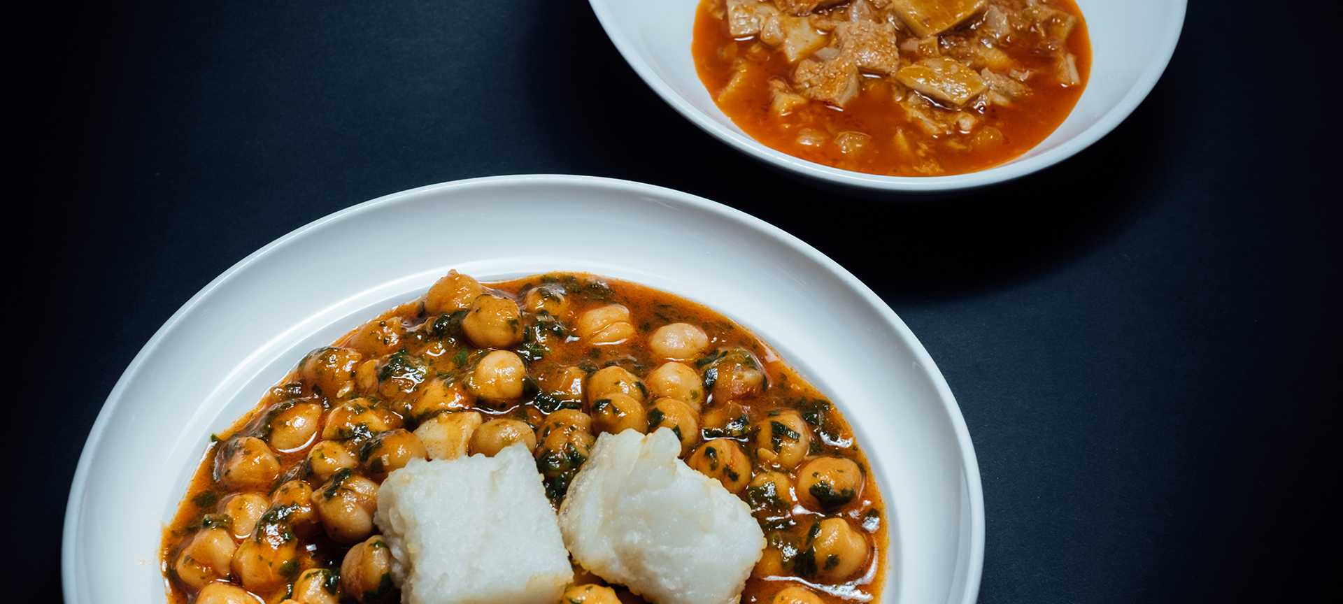 Ciecierzyca z dorszem i szpinakiem, typowe danie Desarme z Oviedo w Asturii