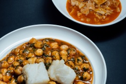 Kichererbsen mit Kabeljau und Spinat, typisches Gericht des Desarme von Oviedo, Asturien