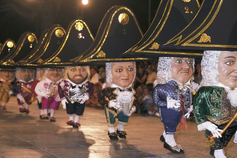 La tradicional Danza de los Enanos de las Fiestas lustrales de la bajada de la Virgen (Santa Cruz de la Palma, Islas Canarias)