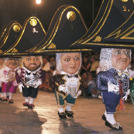 La tradicional Danza de los Enanos de las Fiestas lustrales de la bajada de la Virgen (Santa Cruz de la Palma, Islas Canarias)