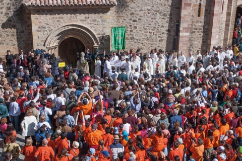 Открытие Пуэрта-дель-Пердон (ворот прощения) в юбилейный год монастыря Св. Торибио в Льебане, Кантабрия