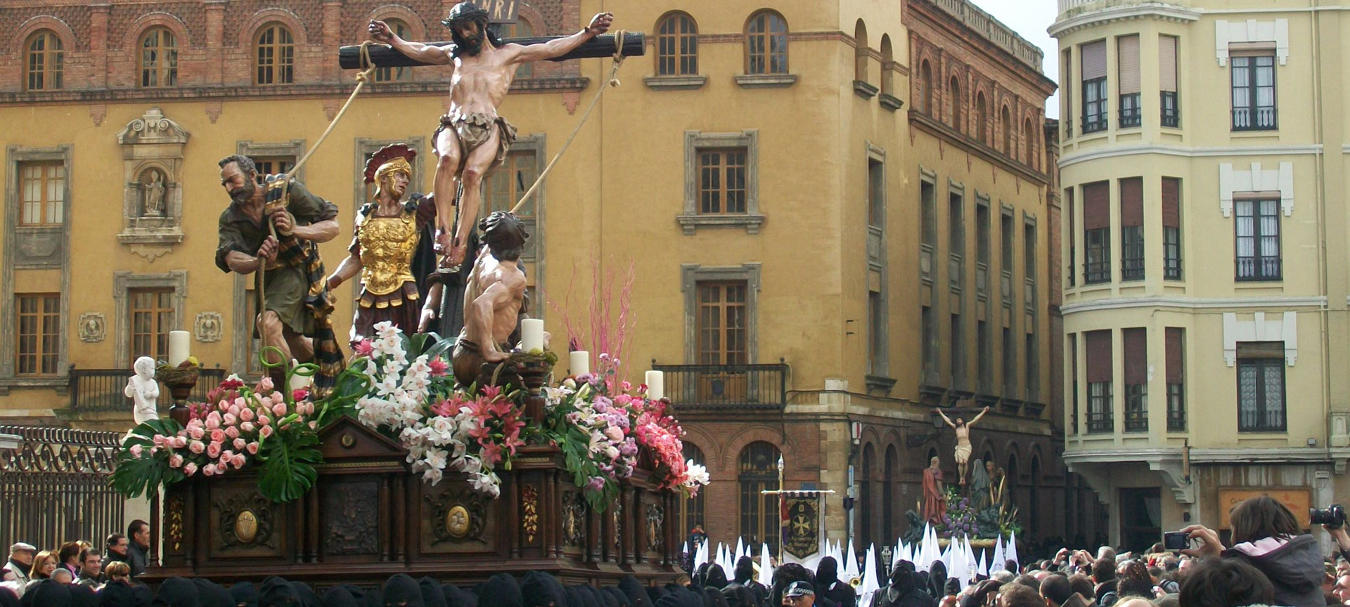 宗教像の行列。レオンの聖週間