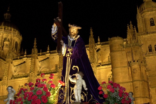 Char de procession nocturne dans les rues de Salamanque