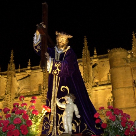 Char de procession nocturne dans les rues de Salamanque