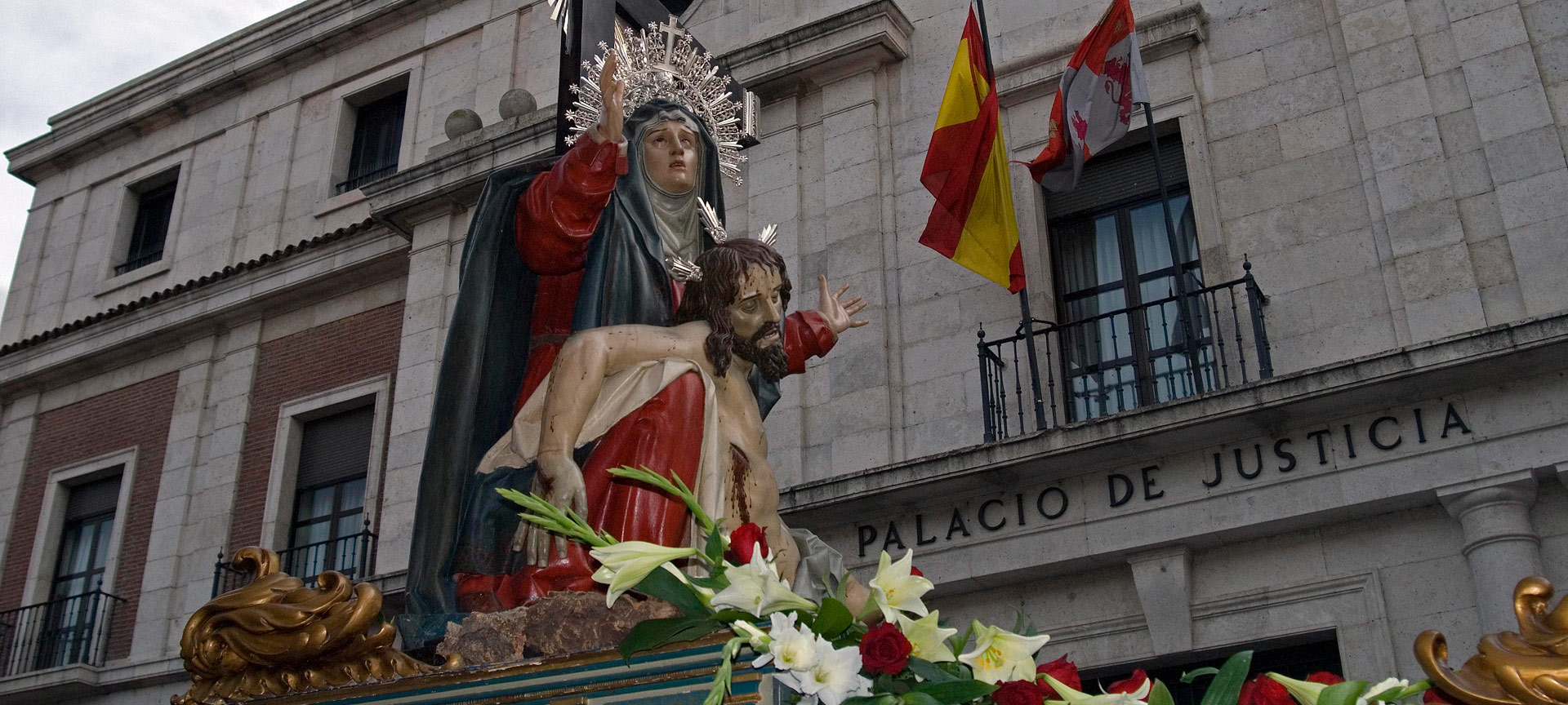 Imagem de La Piedad durante uma procissão. Semana Santa de Valladolid Imagem de La Piedad durante uma procissão. Semana Santa de Valladolid