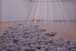 Yoko Ono, Morning Beams, 1997, e Riverbed, 1997. Veduta dell'installazione presso Yoko Ono: Have You Seen the Horizon Lately?, Museum of Modern Art Oxford, Oxford, Inghilterra, 1997. Fotografia di Norman McBeath