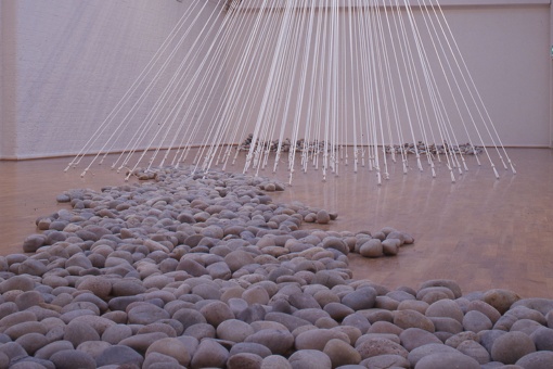 Yoko Ono, Morning Beams, 1997, und Riverbed, 1997. Installationsansicht bei Yoko Ono: Have You Seen the Horizon Lately?, Museum of Modern Art Oxford, Oxford, England, 1997. Fotografie von Norman McBeath