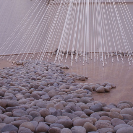 Yoko Ono, Morning Beams, 1997, et Riverbed, 1997. Vue de l'installation à Yoko Ono : Have You Seen the Horizon Lately?, Museum of Modern Art Oxford, Oxford, Angleterre, 1997. Photo de Norman McBeath