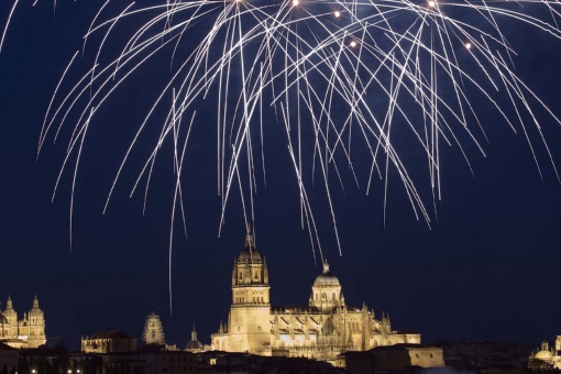 Feuerwerk während des Stadtfestes von Salamanca (Kastilien und León)