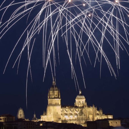 Feuerwerk während des Stadtfestes von Salamanca (Kastilien und León)