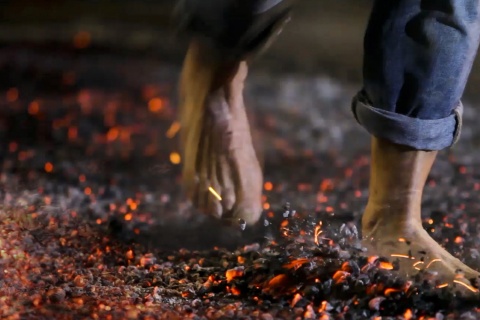 Традиционная ходьба по углям на празднике Пасо-дель-Фуэго в Сан-Педро-Манрике в провинции Сория (Кастилия-Леон)