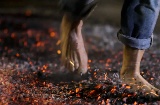 Caminhar sobre as brasas é a tradição na festa do Paso del Fuego em San Pedro Manrique, em Soria (Castilla y León)