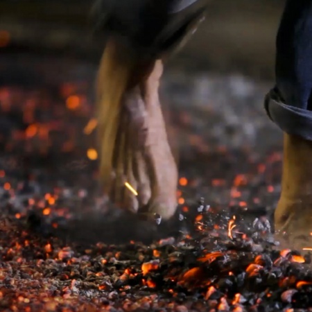 Marcher sur les braises est une tradition de la fête du Paso del fuego de San Pedro Manrique, province de Soria (Castille-et-León)