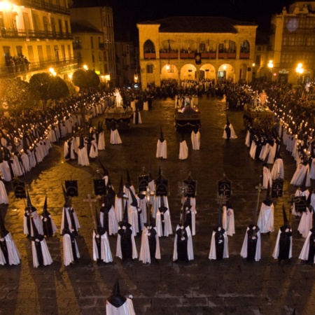 Processione della Confraternita di Gesù che cade per la terza volta. Settimana Santa di Zamora