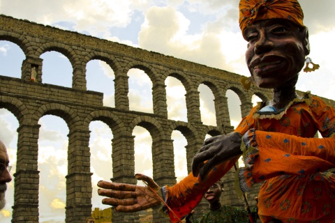 Un edición pasada de Titirimundi, frente al acueducto de Segovia