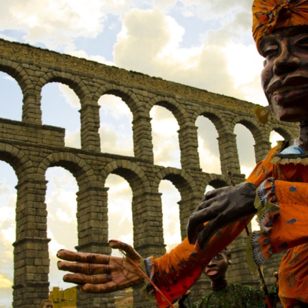 Un edición pasada de Titirimundi, frente al acueducto de Segovia