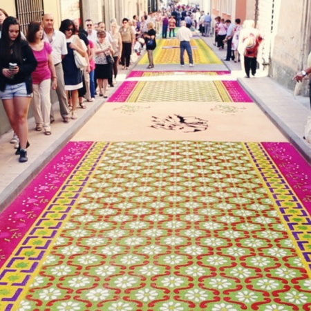Tapis de sciure de la fête du Corpus d'Elche de la Sierra