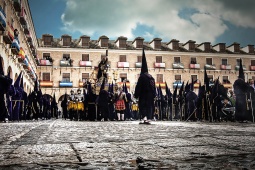 Processione della Confraternita di Nuestro Padre Jesús Nazareno durante la Settimana Santa di Ocaña