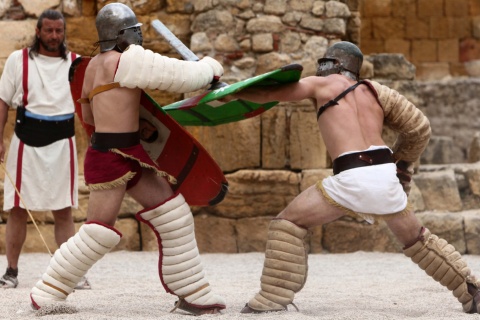 Walki gladiatorów na Festiwalu Tarraco Viva w Tarragonie