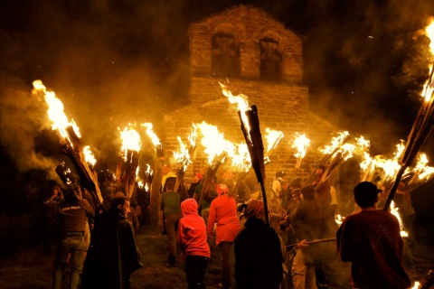 Fiestas del fuego del solsticio de verano en los Pirineos. Vall de Boí (Lleida)