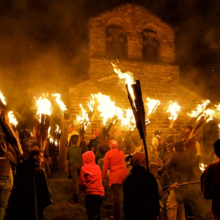 Feste del fuoco del solstizio d'estate nei Pirenei. Vall de Boí (Lleida)