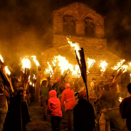 Feuerfeste zur Sommersonnenwende in den Pyrenäen. Vall de Boí (Lleida)