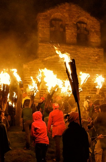 Fiestas del fuego del solsticio de verano en los Pirineos. Vall de Boí (Lleida)