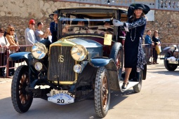 Voiture de collection au rallye international de voitures d'époque à Sitges
