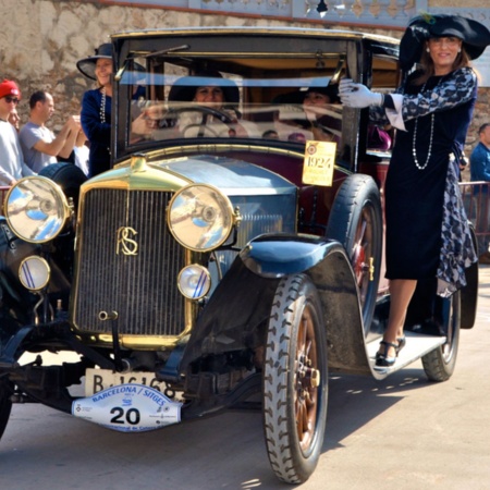 Automóvel antigo no rali internacional de carros antigos em Sitges