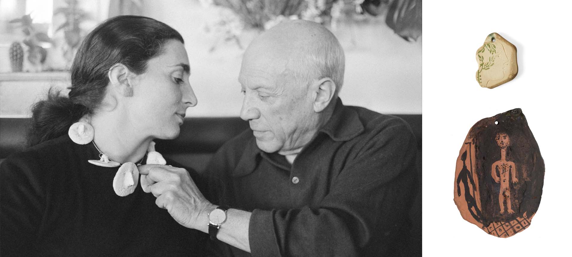 David Douglas Duncan. Jacqueline mit einer Keramik-Halskette von Picasso. Archiv David Douglas Duncan. © Sucesión Pablo Picasso, VEGAP, Madrid 2021 / David Douglas Duncan Schmuck von Pablo Picasso: Anhänger Amulett “Frauenkopf” für Nush Eluard. Didier and Martine Haspelagh, Didier Ltd London © Sucesión Pablo Picasso, VEGAP, Madrid 2021 // Medaillon “Akt”.Vallauris, Juli 1950. © Sucesión Pablo Picasso, VEGAP, Madrid 2021. Privatsammlung, Cannes. Alle Rechte vorbehalten. David Douglas Duncan. Jacqueline mit einer Keramik-Halskette von Picasso. Archiv David Douglas Duncan. © Sucesión Pablo Picasso, VEGAP, Madrid 2021 / David Douglas Duncan Schmuck von Pablo Picasso: Anhänger Amulett “Frauenkopf” für Nush Eluard. Didier and Martine Haspelagh, Didier Ltd London © Sucesión Pablo Picasso, VEGAP, Madrid 2021 // Medaillon “Akt”.Vallauris, Juli 1950. © Sucesión Pablo Picasso, VEGAP, Madrid 2021. Privatsammlung, Cannes. Alle Rechte vorbehalten.
