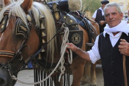 Partie du cortège des Portants de l'Aigua de Sant Magí, porteurs d'eau bénite. Fêtes de Sant Magí, à Tarragone (Catalogne)