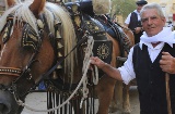 Parte de la comitiva de los Portants de l’Aigua de Sant Magí, portadores del agua bendecida. Fiestas de Sant Magí, en Tarragona (Cataluña)