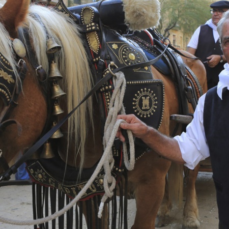 Parte de la comitiva de los Portants de l’Aigua de Sant Magí, portadores del agua bendecida. Fiestas de Sant Magí, en Tarragona (Cataluña)