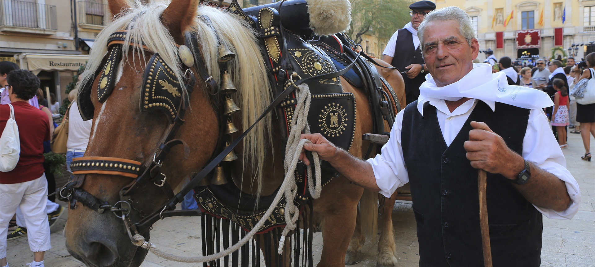 Parte de la comitiva de los Portants de l’Aigua de Sant Magí, portadores del agua bendecida. Fiestas de Sant Magí, en Tarragona (Cataluña) Parte de la comitiva de los Portants de l’Aigua de Sant Magí, portadores del agua bendecida. Fiestas de Sant Magí, en Tarragona (Cataluña)