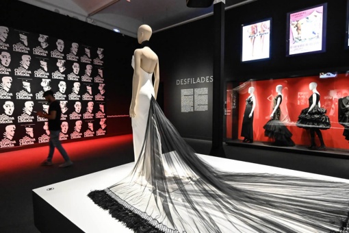 Widok wystawy „Kino i moda w oczach Jeana Paula Gaultiera” w Caixaforum Barcelona