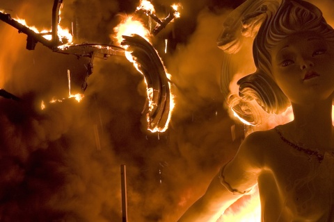 Zdjęcie popularnych obchodów Święta Ognia w Walencji