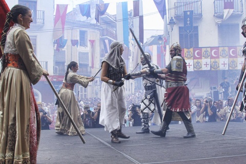 Le famose Ambaixades (rappresentazione simbolica dello scontro tra le due culture che termina con il gemellaggio dei due bandi) della Festa di Mori e Cristiani di Ontinyent