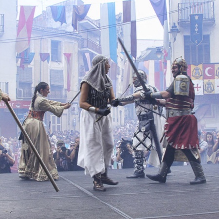 Die berühmten Ambaixades (symbolische Darstellung der Konfrontation zwischen den beiden Kulturen, die mit der Verbrüderung der beiden Seiten endet) des Festes der Mauren und Christen in Ontinyent