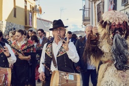 Défilé des « Carantoñas » à Acehúche, Cáceres
