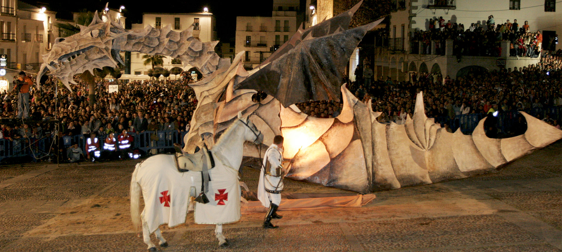“Queima do dragão” na plaza Mayor. Festa de São Jorge “Queima do dragão” na plaza Mayor. Festa de São Jorge
