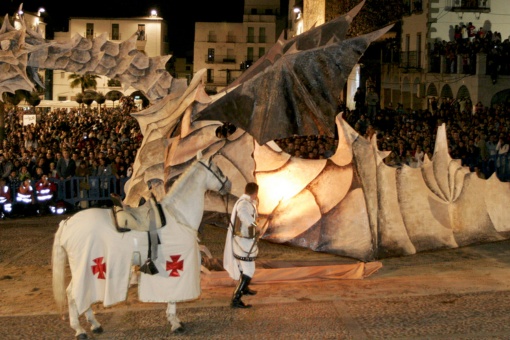 “Quema del dragón” en la plaza Mayor. Fiesta de San Jorge