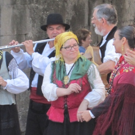 Grupo de folk gallego en las fiestas de San Froilán