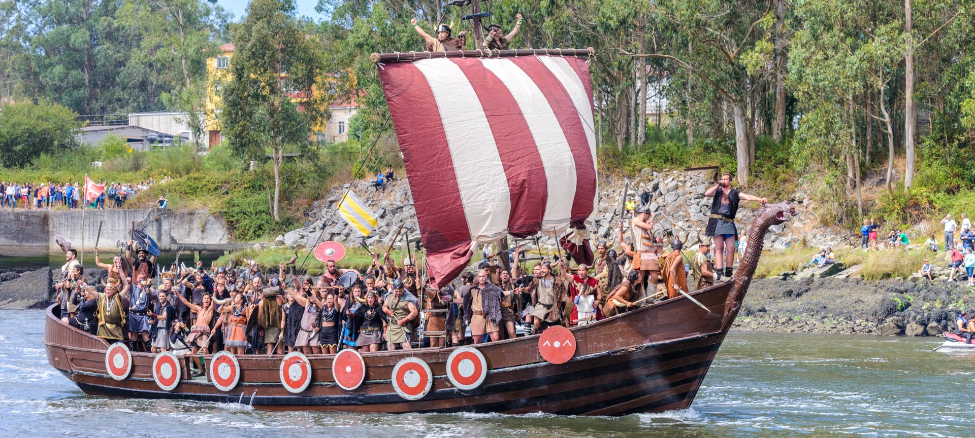 Landing during the Viking Procession in Catoira Landing during the Viking Procession in Catoira