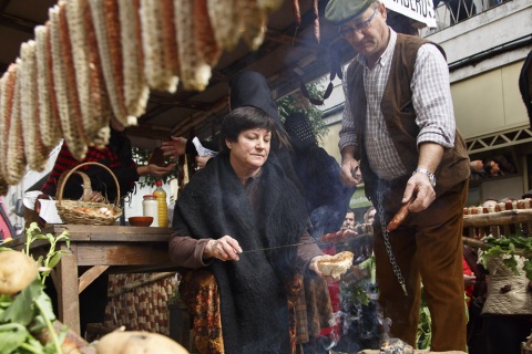 Umzug der Karossen, Blaskapellen und Ensembles auf dem Cocido-Fest in Lalín (Pontevedra, Galicien)