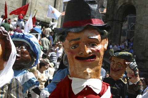 サンティアゴ・デ・コンポステーラの昇天祭りにおける大頭の行進